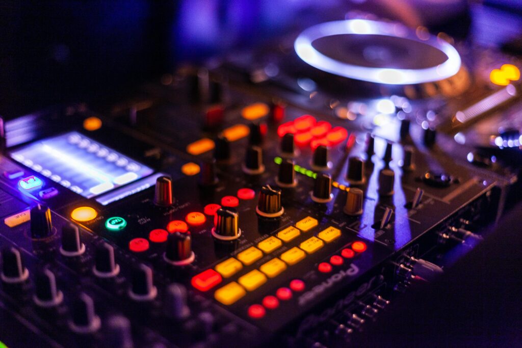 Farverig DJ-pult med lys og mixerkontrol til private events – DJ Gram leverer professionel DJ-service til fester, fødselsdage, bryllupper og ungdomsarrangementer i hele Danmark.