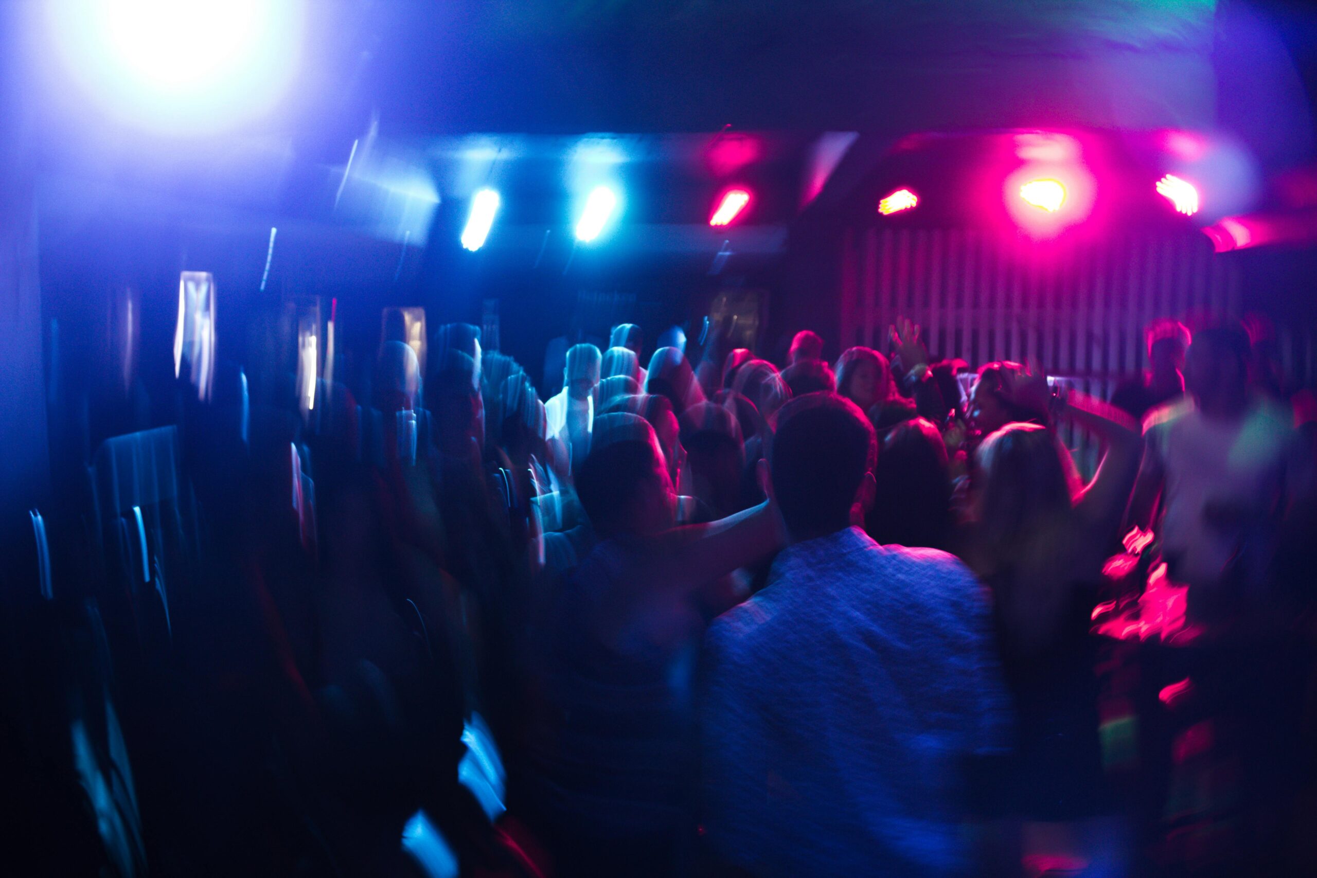 Fyldt dansegulv med blinkende festlys og energisk crowd under en privat DJ-fest – DJ Gram leverer professionel DJ-service til private events, fester og natklubaftener i hele Danmark.