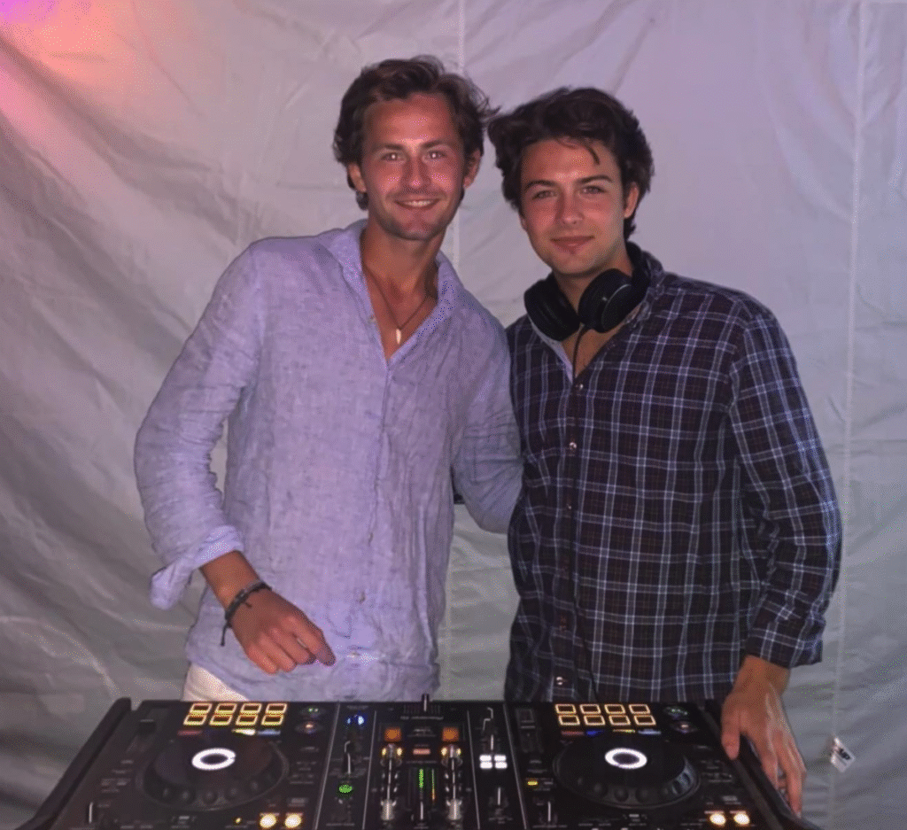 To unge DJs fra DJ Gram står klar bag DJ-pulten til at spille op til dans ved privatfest – professionel DJ-service til bryllupper, fødselsdage og events i hele Danmark.