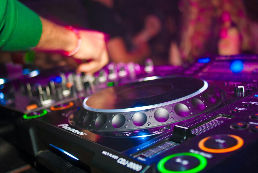 Nærbillede af DJ-udstyr i brug under privatfest med DJ Gram i Storkøbenhavn – book DJ til bryllup, fødselsdag eller firmafest med professionel lyd og stemning.