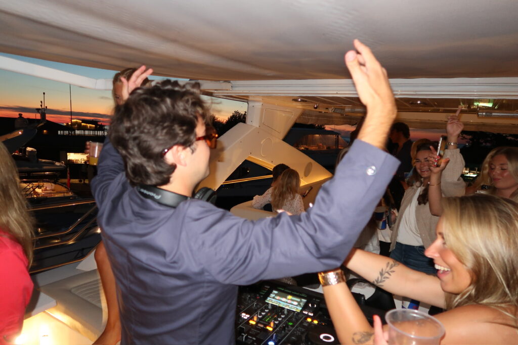 DJ spiller live på yacht-fest med glade gæster omkring – DJGram tilbyder professionel DJ-service til eksklusive private events i hele Danmark